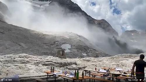 '圖3～4：二零二二年七月三日，意大利阿爾卑斯山區最大冰川崩塌引發雪崩，圖為雪崩現場。（推特視頻截圖）'