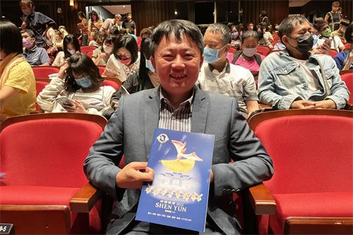 圖9：二零二二年七月三日晚間，公司董事長陳盈豪觀賞神韻國際藝術團在彰化縣員林演藝廳的第二場演出。