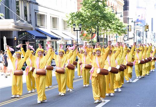 圖1～3：二零二二年七月四日，法輪功學員的腰鼓隊和舞龍隊參加了費城的「Wawa歡迎美國」慶祝活動遊行，傳播大法的美好。