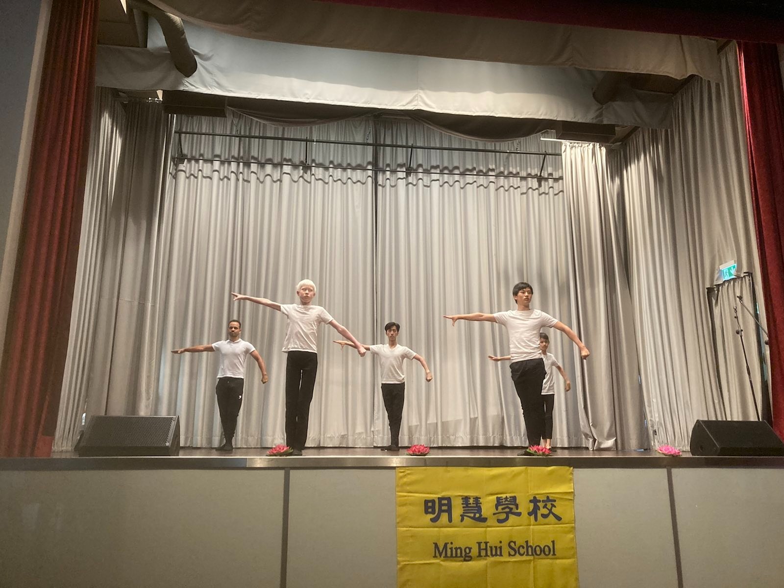 圖3：明慧夏令營的大法小弟子表演中國古典舞