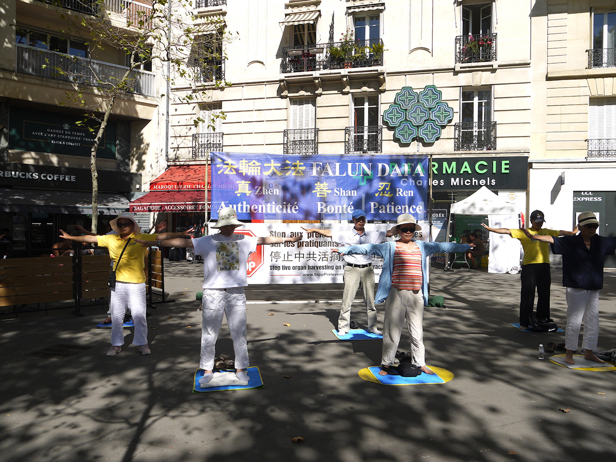 圖1：二零二二年八月十三日下午，法輪功學員在巴黎十五區查爾斯-米歇爾廣場（Place　Charles Michels）煉功。