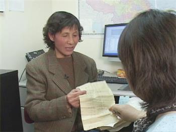 '圖2：李媽媽（左）接受新唐人記者採訪'