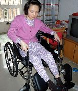 圖2：被中共迫害致殘、坐在輪椅上的趙風霞。