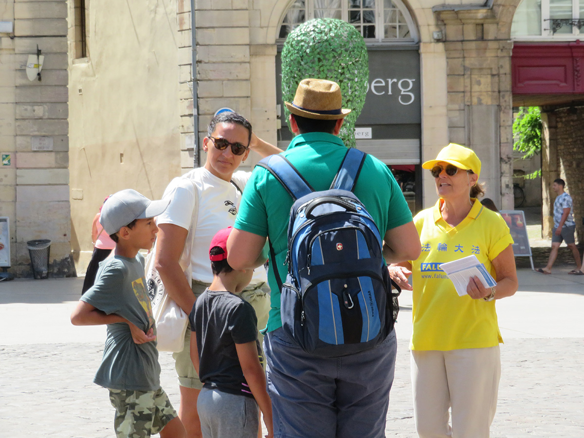 圖1～4：二零二二年八月六日，在法國東部城市第戎市中心弗朗索瓦﹒汝德廣場，向人們講述法輪功真相。
