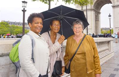 圖3：亞歷克斯女士（Alex）（中）在巴黎和安妮塔（Anita）（右）、維羅尼克（Véronique）（左）賀師尊中秋快樂！
