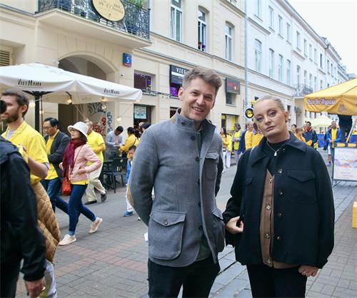 圖25：公司老闆諾瓦克先生（左）和電台化妝師米蒂琴斯卡女士（右）表示想幫助法輪功學員結束中共的迫害。