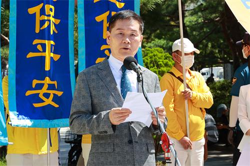 圖7：全球退黨中心韓國支部事務局長樸均煥先生在集會上發表聲明。