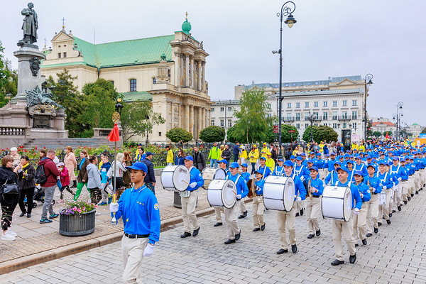 圖3：歐洲天國樂團行進在華沙主要街道上