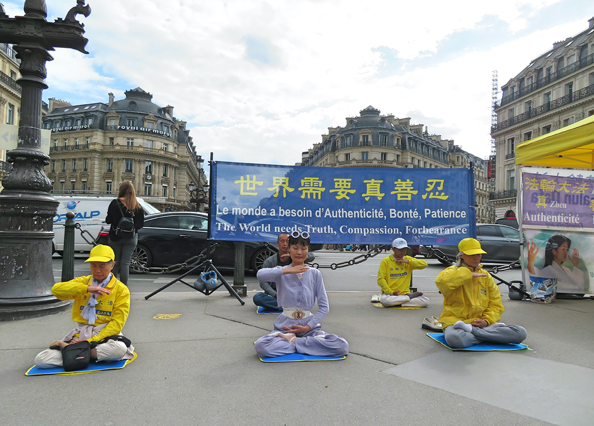 圖1～2：二零二二年九月十六日，法輪功學員在巴黎歌劇院廣場舉辦了講真相活動。