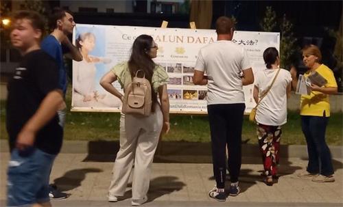 圖8：二零二二年八月十二日，法輪功學員在瑪瑪亞（Mamaia）海濱度假區舉辦弘法講真相活動。向遊客講述法輪功的真相。