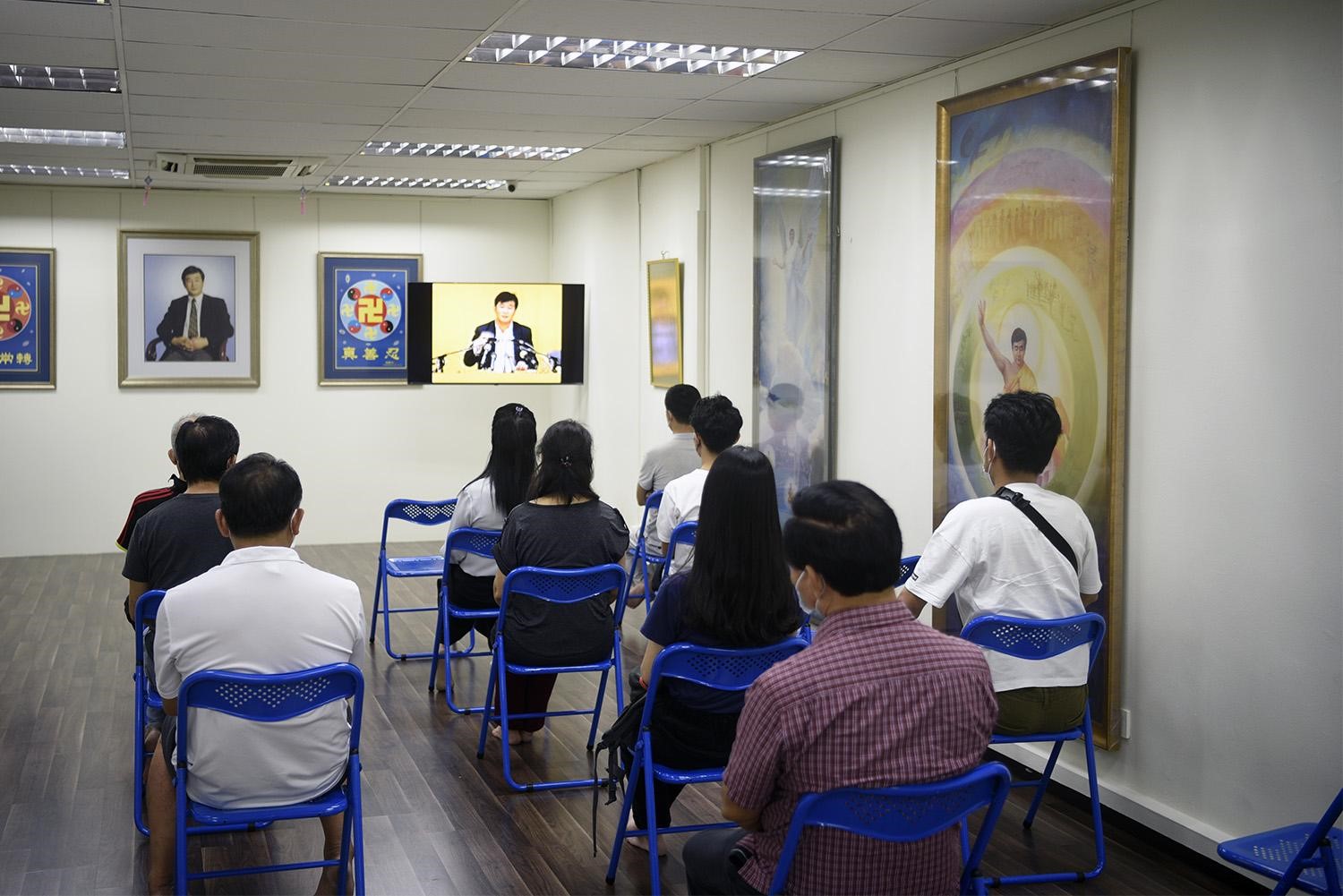 圖1：新學員們觀看法輪大法創始人李洪志先生的講法錄像。