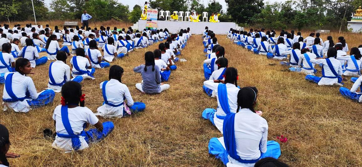 圖3：「Tathagat School & Junior College Kotamba」學校的學生在學煉法輪大法第五套功法。