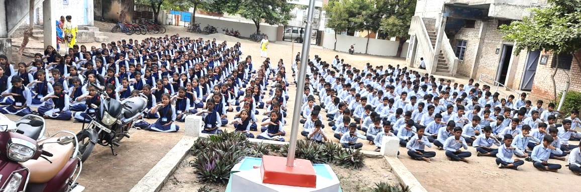 圖5：位於Rani Durgawati Nagar的Savitri學校的學生在學煉法輪大法第五套功法。