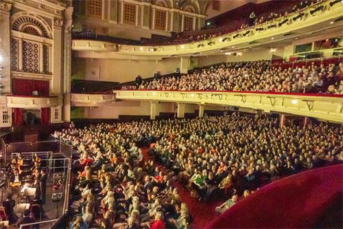 圖2：二零二三年一月十一日和十二日，美國神韻紐約藝術團在英國蘇格蘭首府愛丁堡劇院上演了二場演出，演出票售罄。圖為十一日首場演出大爆滿盛況。（大紀元）