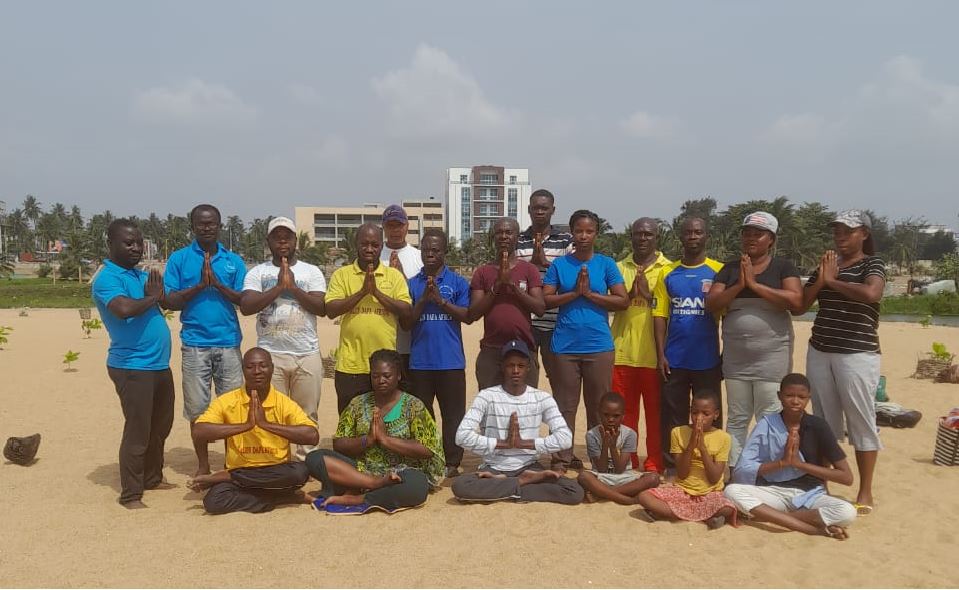 '圖1：多哥部份法輪功學員在首都洛美（Lomé）海邊恭祝師父新年快樂！感謝師父慈悲救度！'
