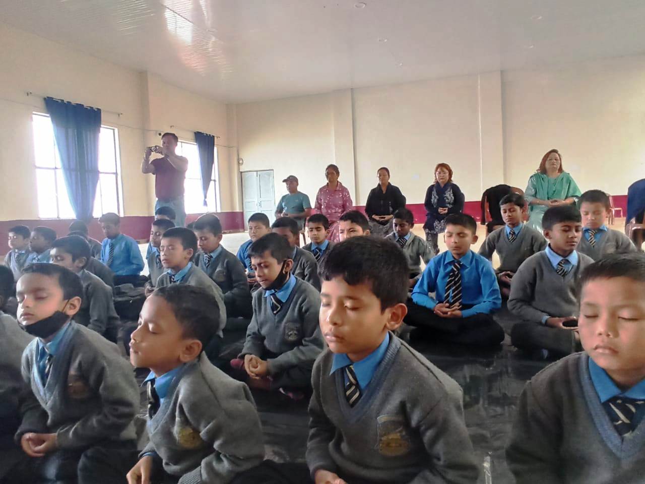 圖9～10：藏族RKSP男子小學的學生們在學打坐