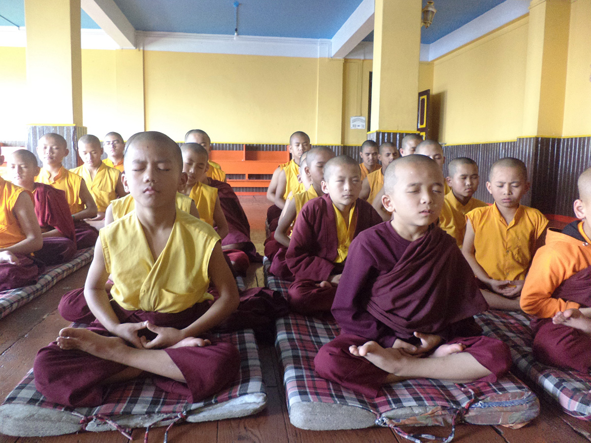 圖11：OKC藏傳佛教寺院學校（OKC Tibetan Monastery school）裏，年輕的喇嘛們認真專注的聽講