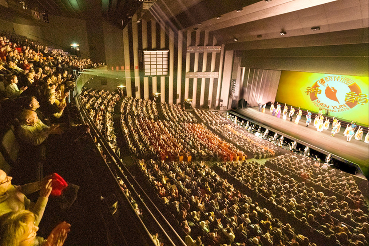 圖2：二零二三年二月十一日和十二日，神韻環球藝術團在法國圖爾國際會議中心上演的三場演出均大爆滿。圖為十二日下午場演出大爆滿的盛況。（大紀元）