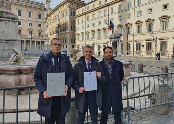 意大利學員遞交簽名表籲制止中共迫害