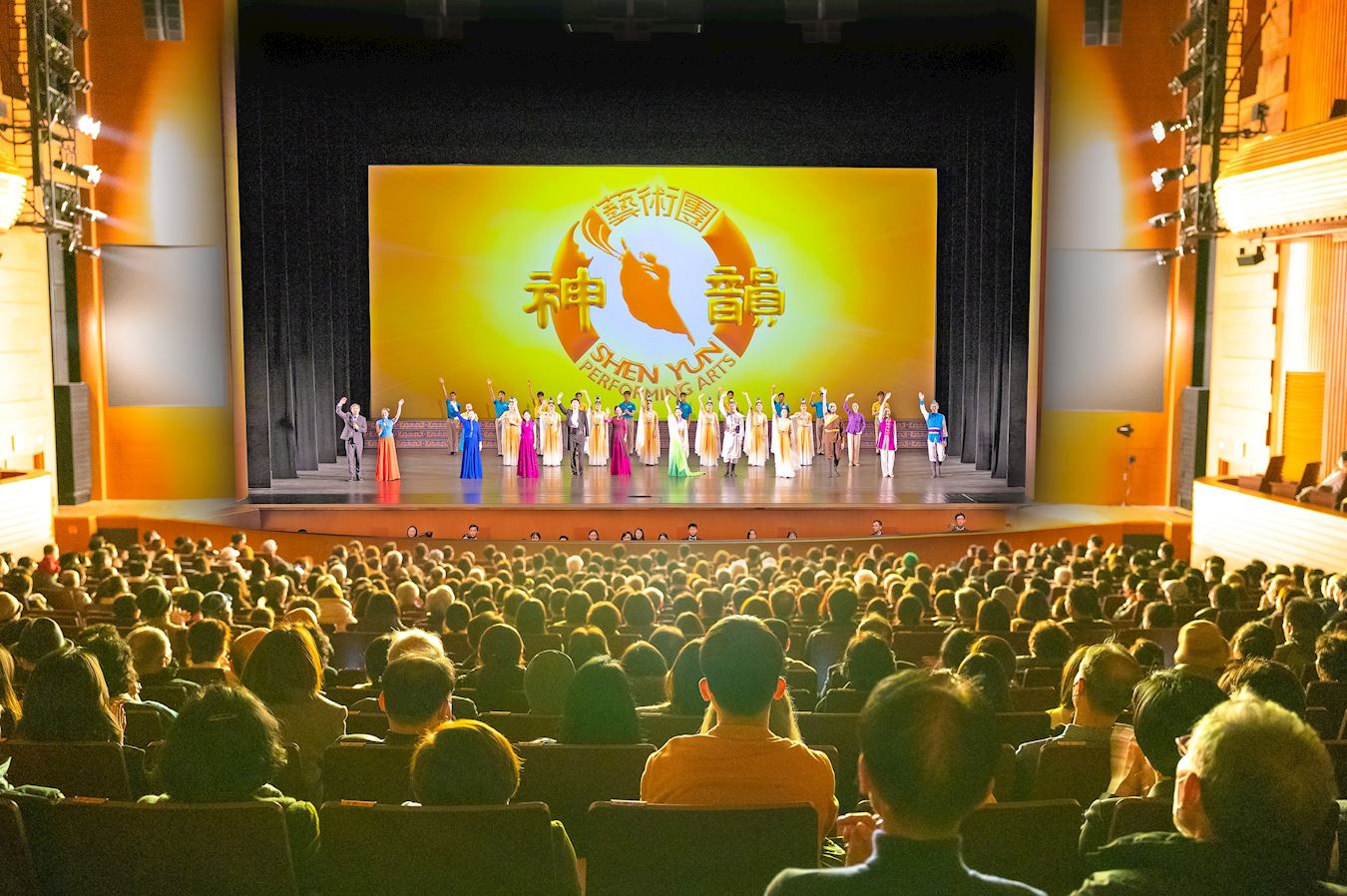 '圖3：二零二三年二月十五日，神韻世界藝術團在首爾國家劇院（National Theater of Korea）一連舉行兩場演出，場場爆滿。（大紀元）'