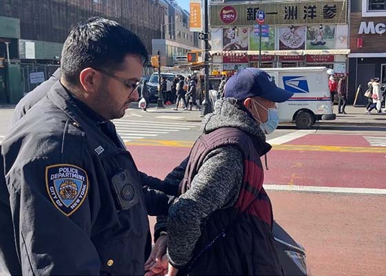 紐約警方抓捕襲擊法輪功真相點嫌犯控其三級攻擊罪