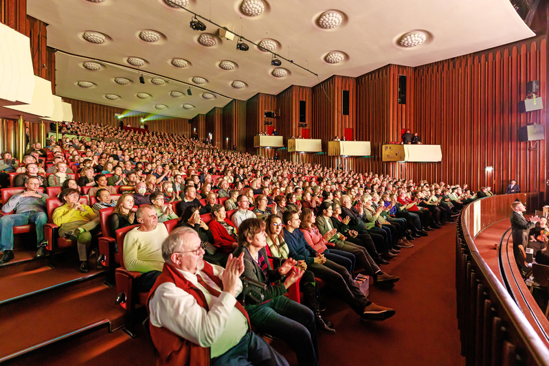 圖6：二零二三年二月十六日至十九日，美國神韻環球藝術團在德國米爾海姆城市劇院─戲劇廳上演了五場演出，場場一票難求。圖為十八日演出的現場盛況。（大紀元）