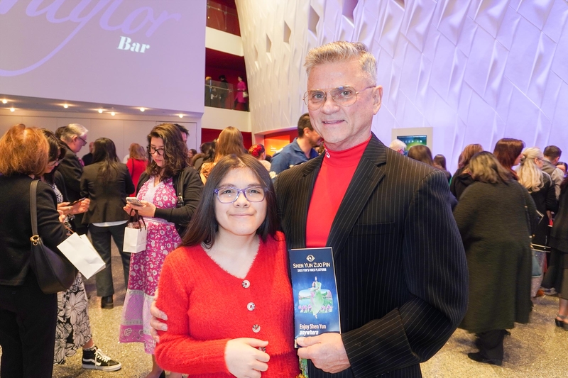 圖13：二零二三年二月十八日下午，退役空軍上校羅恩﹒桑頓（Ron Thornton）和女兒在聖安東尼奧特賓表演藝術中心（Tobin Center for the Performing Arts） 觀賞了神韻國際藝術團在當地的第四場演出。（大紀元）