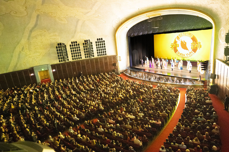 圖4：二零二三年三月十日至十二日，神韻新紀元藝術團在美國加州克萊蒙特布利奇禮堂（Bridges Auditorium-Pomona College）上演了四場演出，演出票全部售罄。圖為十一日下午，演出大爆滿盛況。（大紀元）
