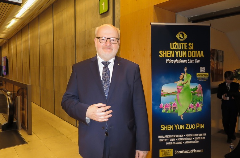圖9：二零二三年三月十日，捷克前文化部長、榮譽大使丹尼爾﹒赫爾曼（Daniel Herman）在捷克布拉格會議中心（Prague Congress Center）觀看了美國神韻環球藝術團的演出。（大紀元）