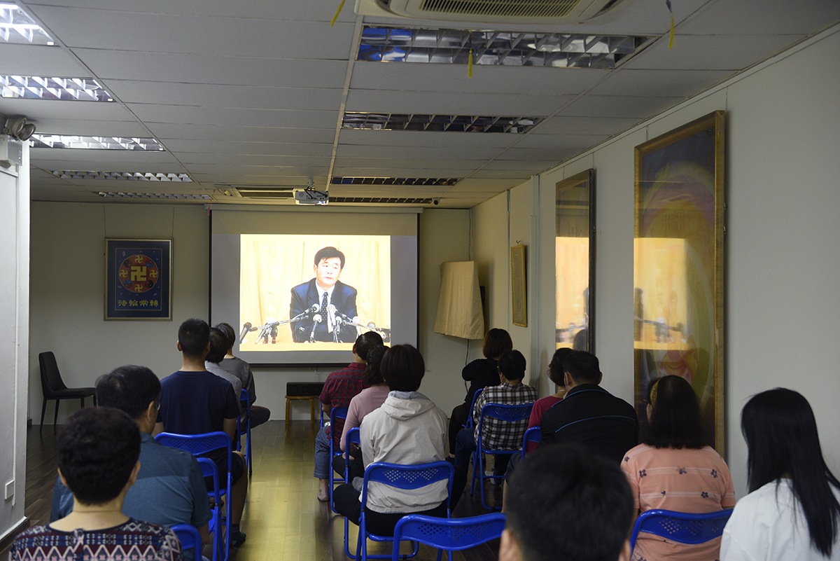 圖1：二零二三年三月四日至三月十二日，新加坡法輪佛學會舉辦九天班，新學員們在觀看法輪大法創始人李洪志先生的講法錄像。