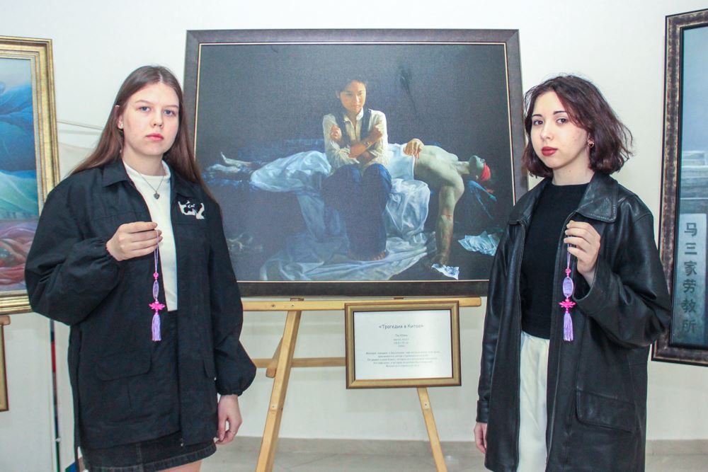 '圖6：學生達里亞（Daria，左）從畫作中得知以前不知道的迫害。'