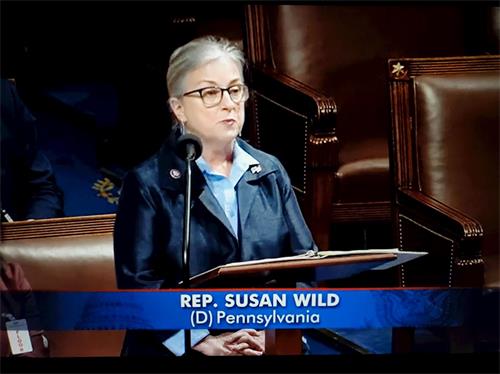 '圖2：賓夕法尼亞州國會眾議員蘇珊•威爾德在眾議院辯論該法案時發言，支持史密斯提出的制止活摘器官法案。（美國眾議院視頻截圖）'