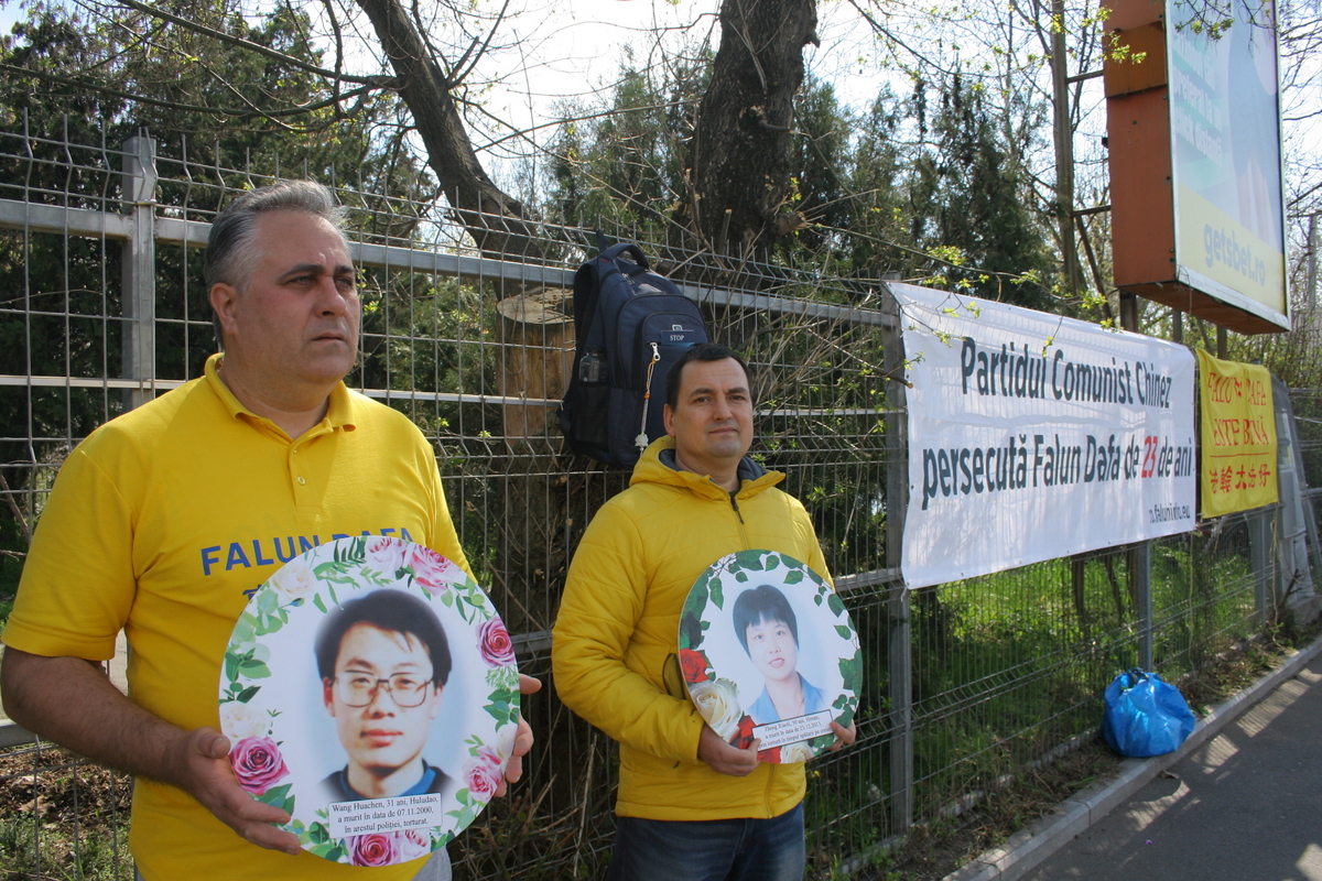圖4～5：二零二三年三月二十五日，法輪功學員在布加勒斯特中國大使館前進行和平抗議。
