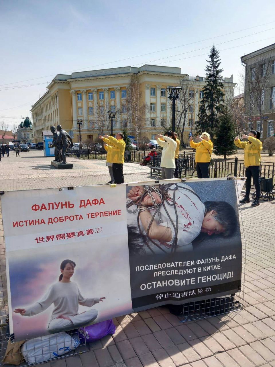圖1～2：紀念四﹒二五，二零二三年四月二十三日，俄羅斯法輪功學員在伊爾庫茨克市中心的勞動廣場舉辦活動，傳播法輪功的真相。過往路人紛紛駐足閱讀真相展板。