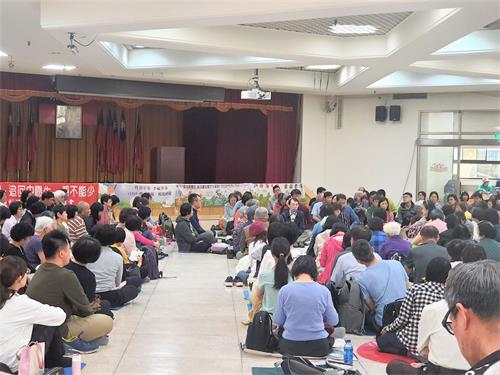 '圖1：二零二三年四月二十三日星期日，台北部份法輪功學員在新北市板橋區公所禮堂舉行十大區半日學法交流。'