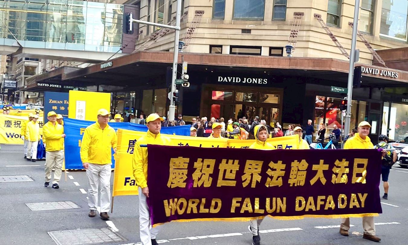 圖3：二零二三年五月九日，澳大利亞部份法輪功學員在悉尼市中心遊行，廣傳真善忍的美好，獲民眾讚賞。<br>
