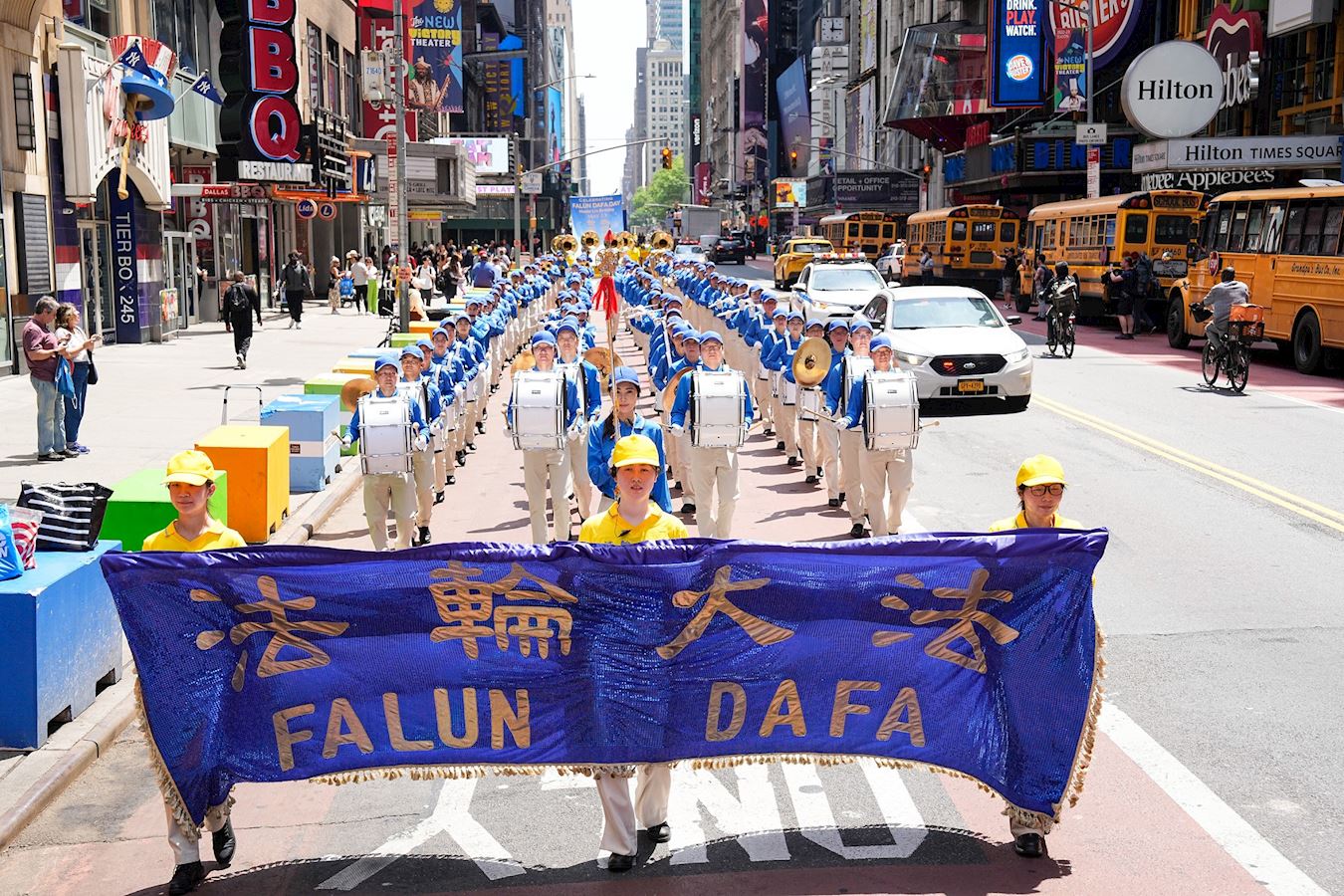 圖1：二零二三年五月十二日，美國紐約法輪功學員在曼哈頓舉行盛大遊行， 慶祝「5.13」世界法輪大法日。<br>