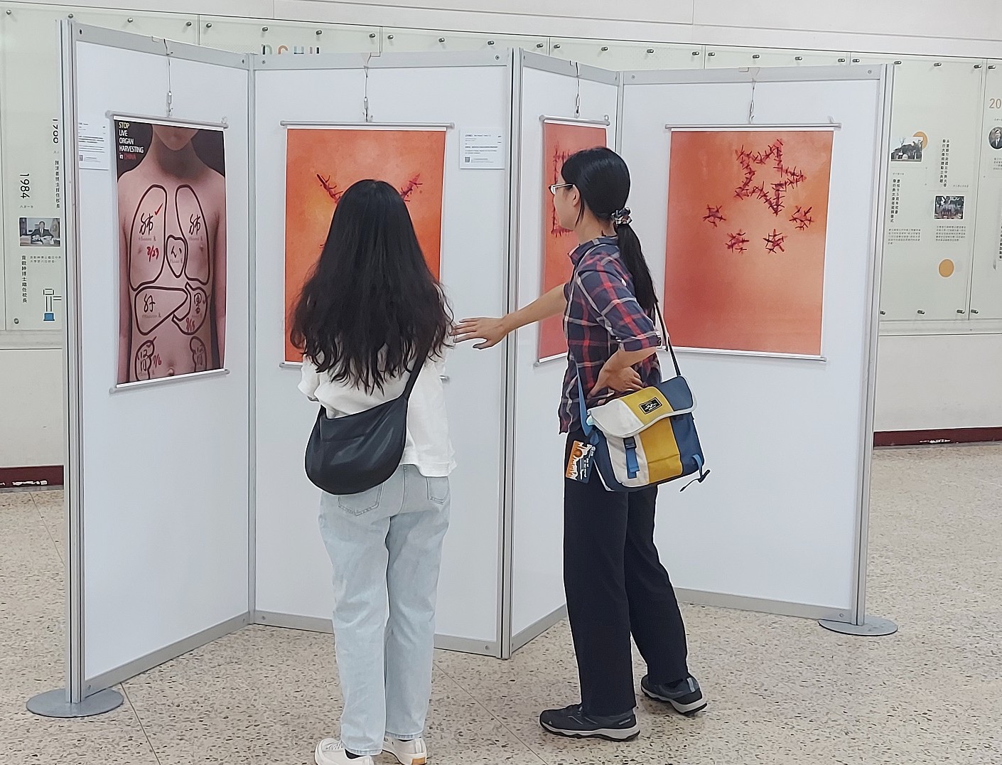 圖2：五月二日至五日國際反活摘海報大賽獲獎作品展在東海大學的中正堂前廳展出，學生正在觀看作品。