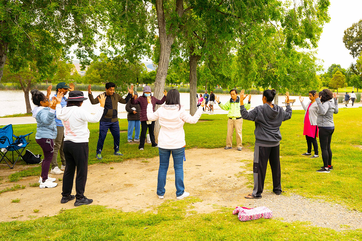 圖1～3：五月二十日，民眾在舊金山東灣的佛利蒙公園學煉法輪功