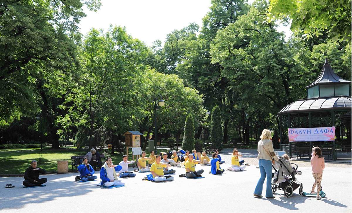 圖2～4：法輪功學員在這座城市最大、最美麗的公園──沙皇西蒙花園內集體煉功。