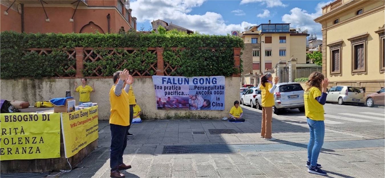 '圖12：法輪功學員在中共駐佛羅倫薩領事館前舉行和平集會'