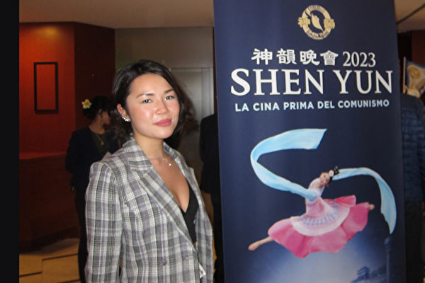 圖9：二零二三年四月二十九日，中國觀眾穆女士（Jenna Mu）在意大利米蘭阿爾欽博第劇院（Teatro degli Arcimboldi），觀看了神韻紐約藝術團的演出。
