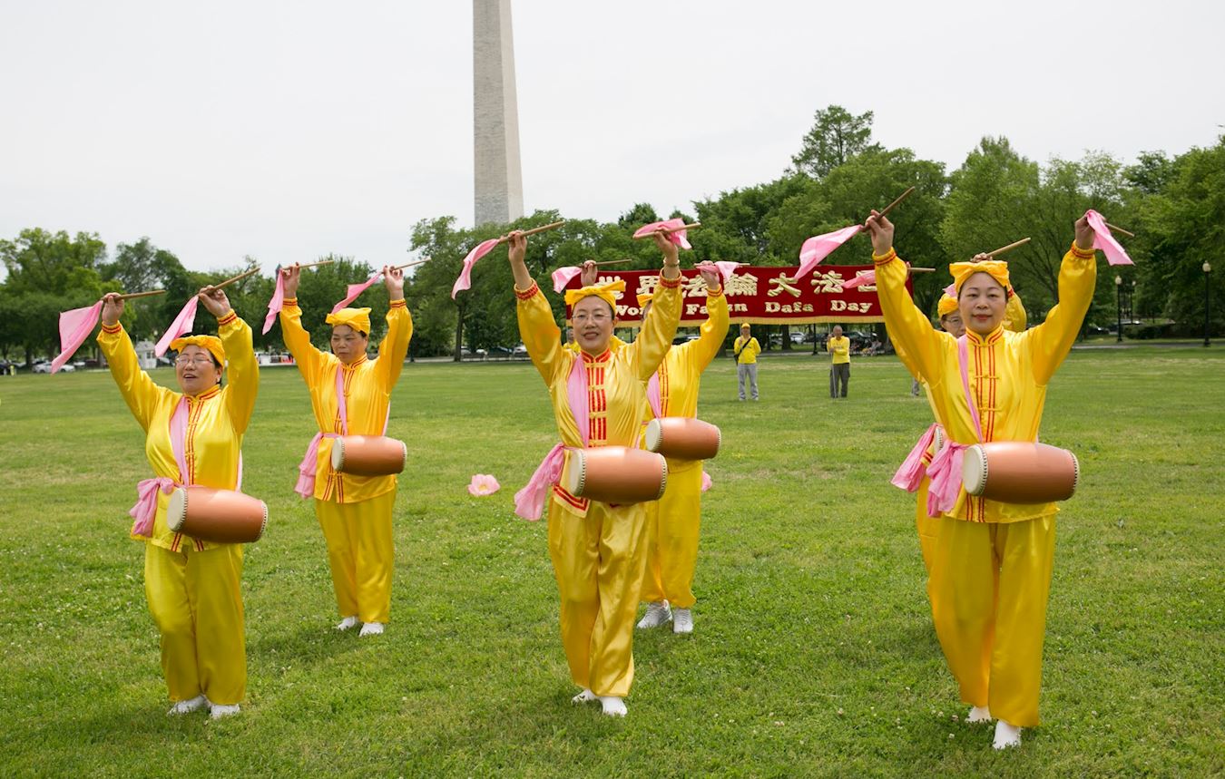 '圖12～16：二零二三年五月七日下午，法輪功學員在白宮南側的橢圓形草坪慶祝「世界法輪大法日」。'