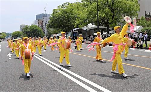 '圖1～5：法輪功學員受邀參加第四十六屆廣島鮮花節遊行。'