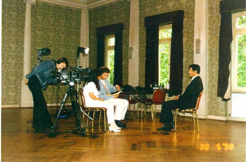 '圖2：德國電視二台ZDF採訪了法輪功的創始人──李洪志先生。'