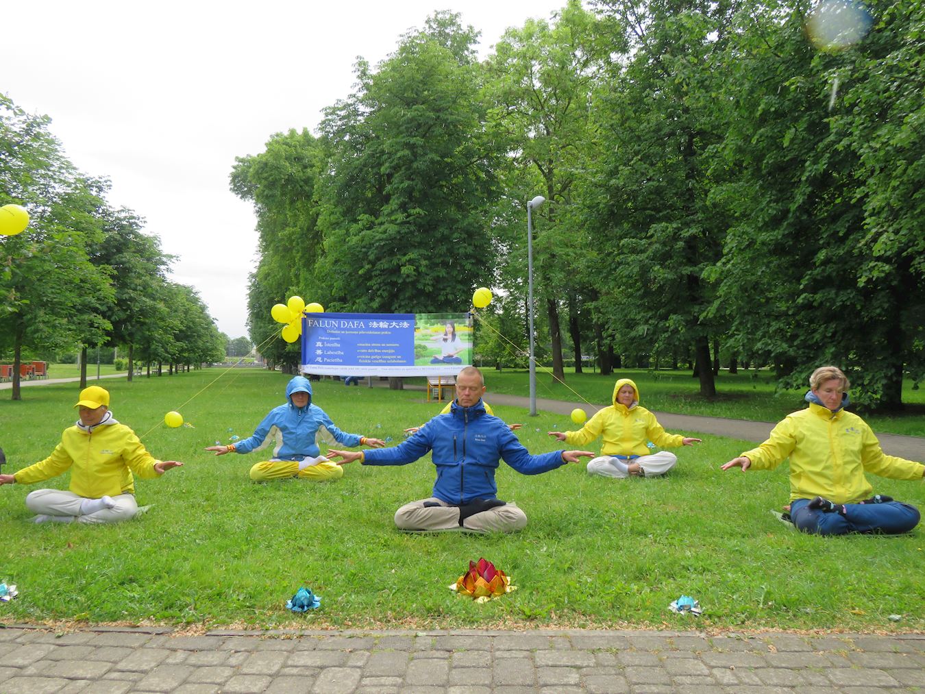 '圖1～2：法輪功學員在拉脫維亞陶格夫匹爾斯城市節上演示功法'
