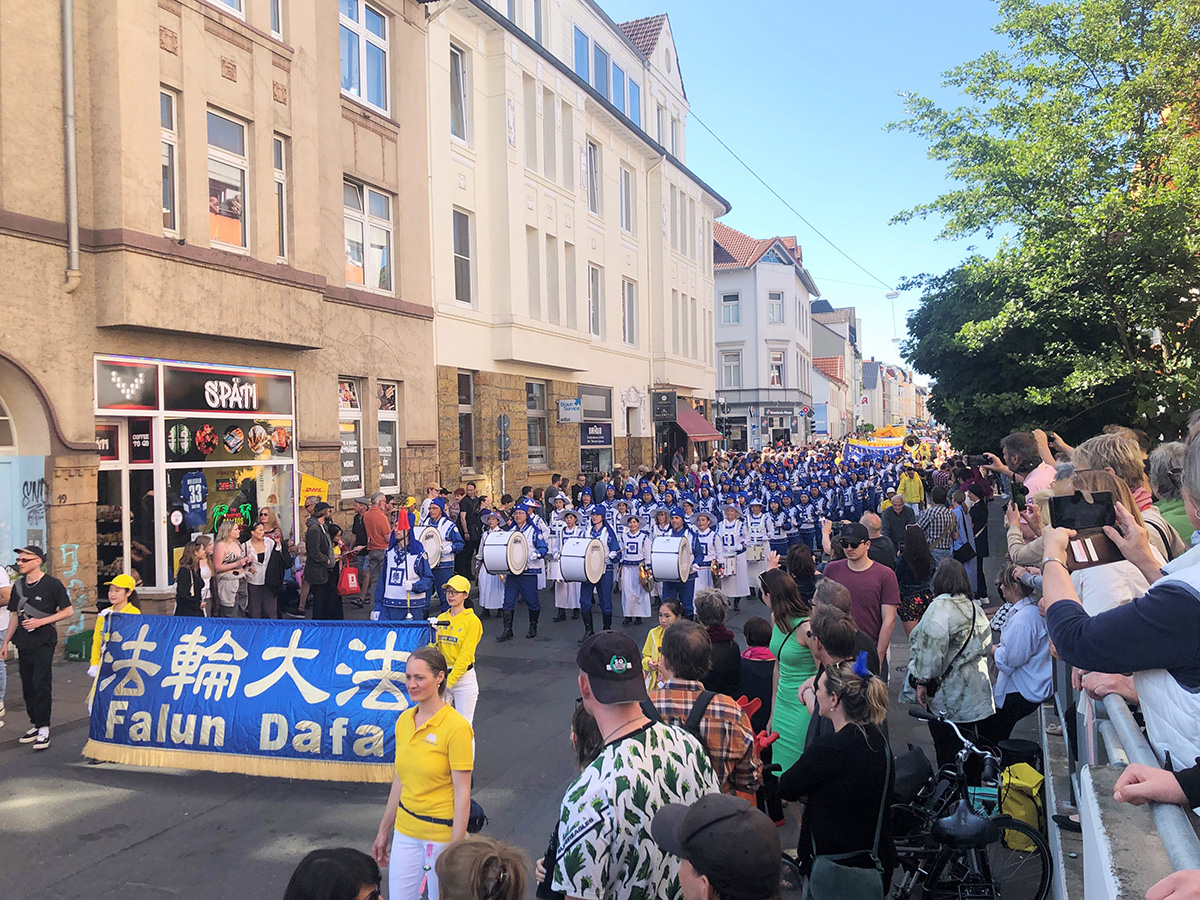 圖1：二零二三年六月三日，法輪功學員參加了德國比勒費爾德市（Bielefeld）第二十五屆文化遊行節，學員們的隊伍受到民眾歡迎。