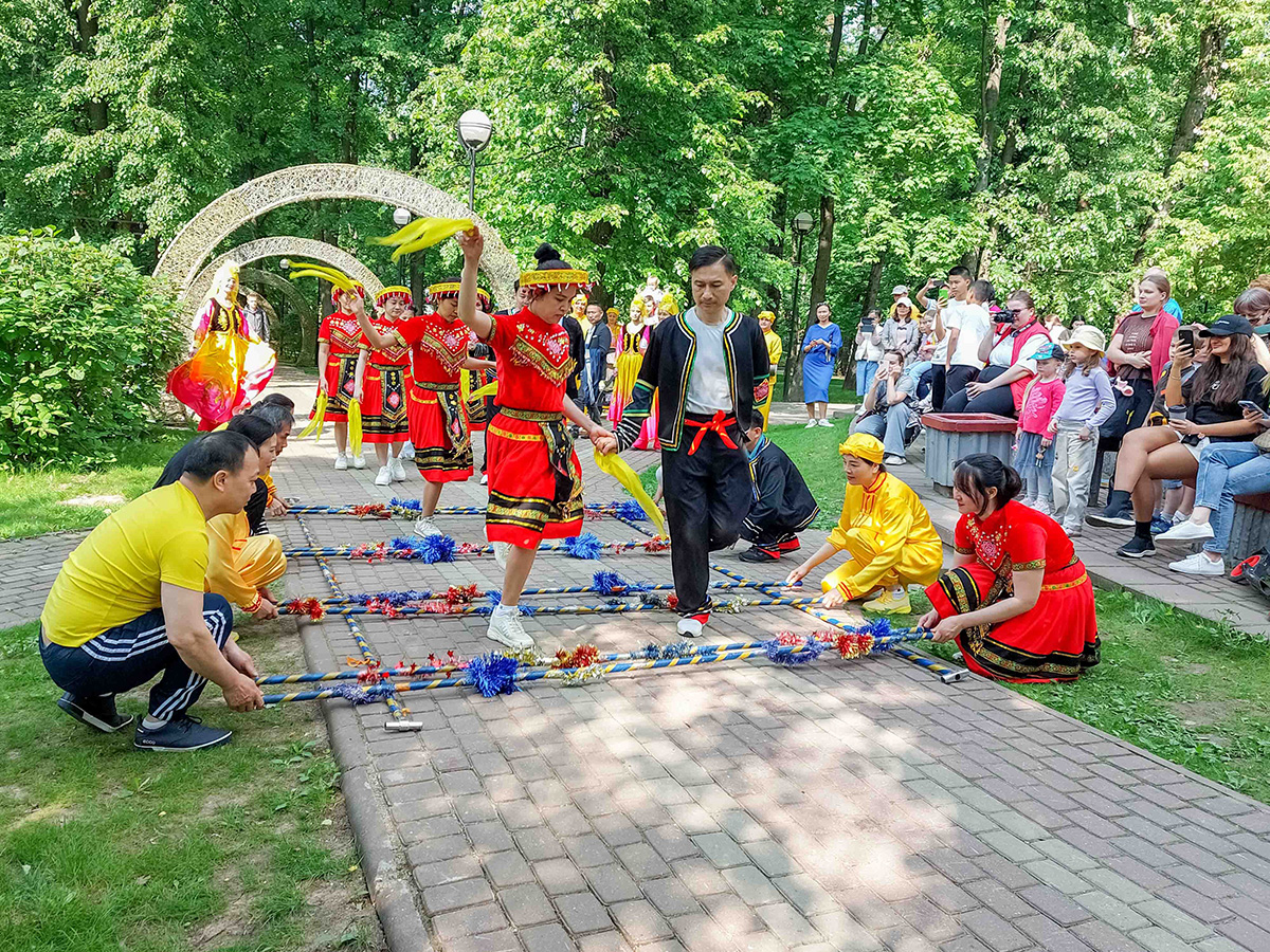 圖1～6：二零二三年五月二十七日，法輪功學員在莫斯科的維德諾耶中央公園的遊行，讓人們了解法輪大法的美好。