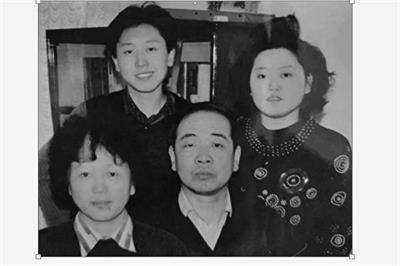 '法輪功學員侯利軍（左上）及媽媽康淑琴（左下，已被迫害致死）、爸爸（6/23離世）、姐姐。（Karen Kang女士提供）'