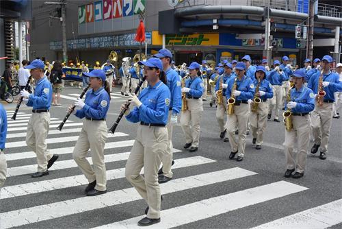 '圖2：在大阪市內行進的天國樂團'